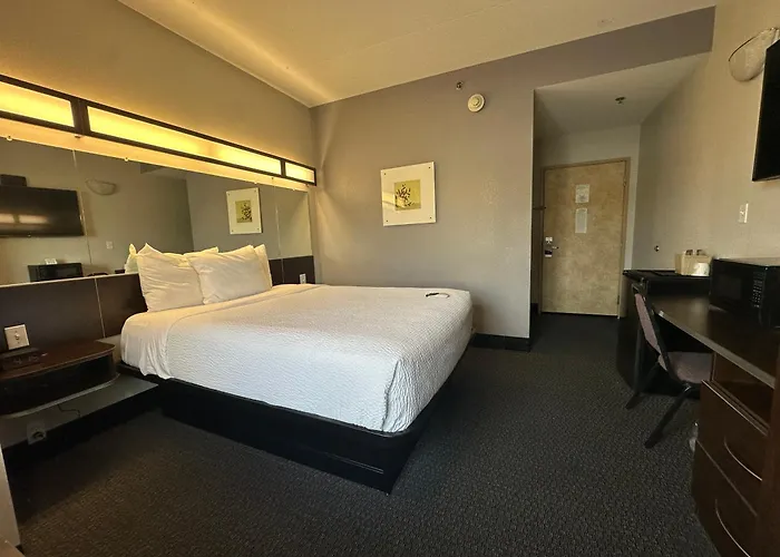 Microtel & By Wyndham Downtown - River Area