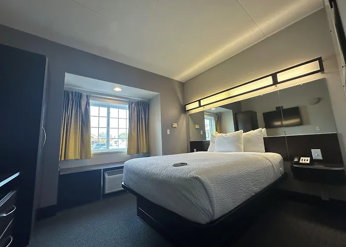 Microtel & By Wyndham Downtown - River Area