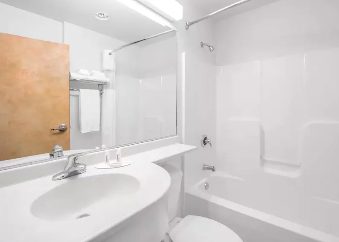 Microtel & By Wyndham Downtown - River Area Quincy