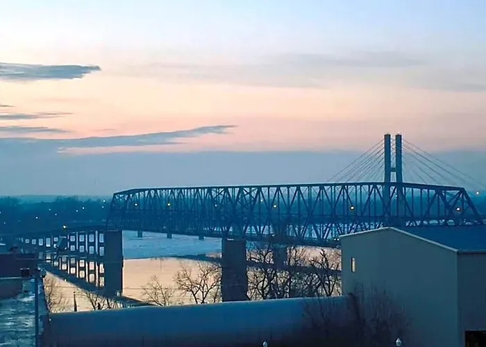 Microtel & By Wyndham Downtown - River Area Quincy
